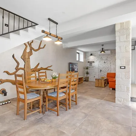 Vila Indigenous House Komez *