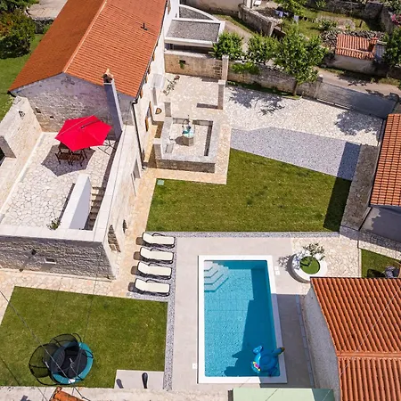 Vila Indigenous House Komez