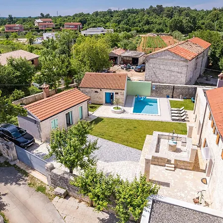 Vila Indigenous House Komez