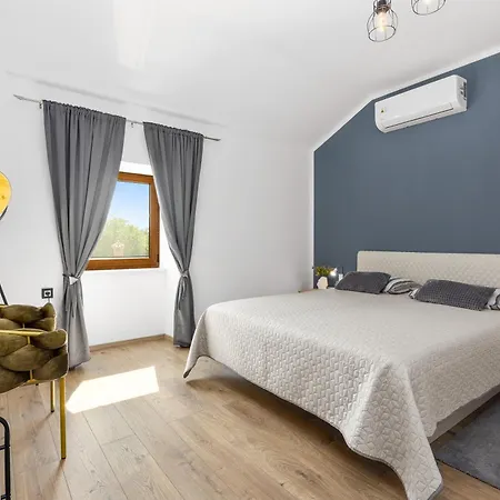 فيلة Indigenous House Komez *