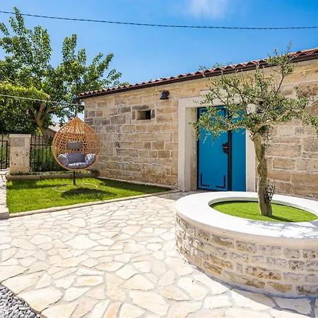 Vila Indigenous House Komez